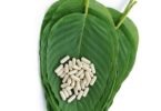 Kratom leaves and capsules