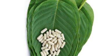 Kratom leaves and capsules